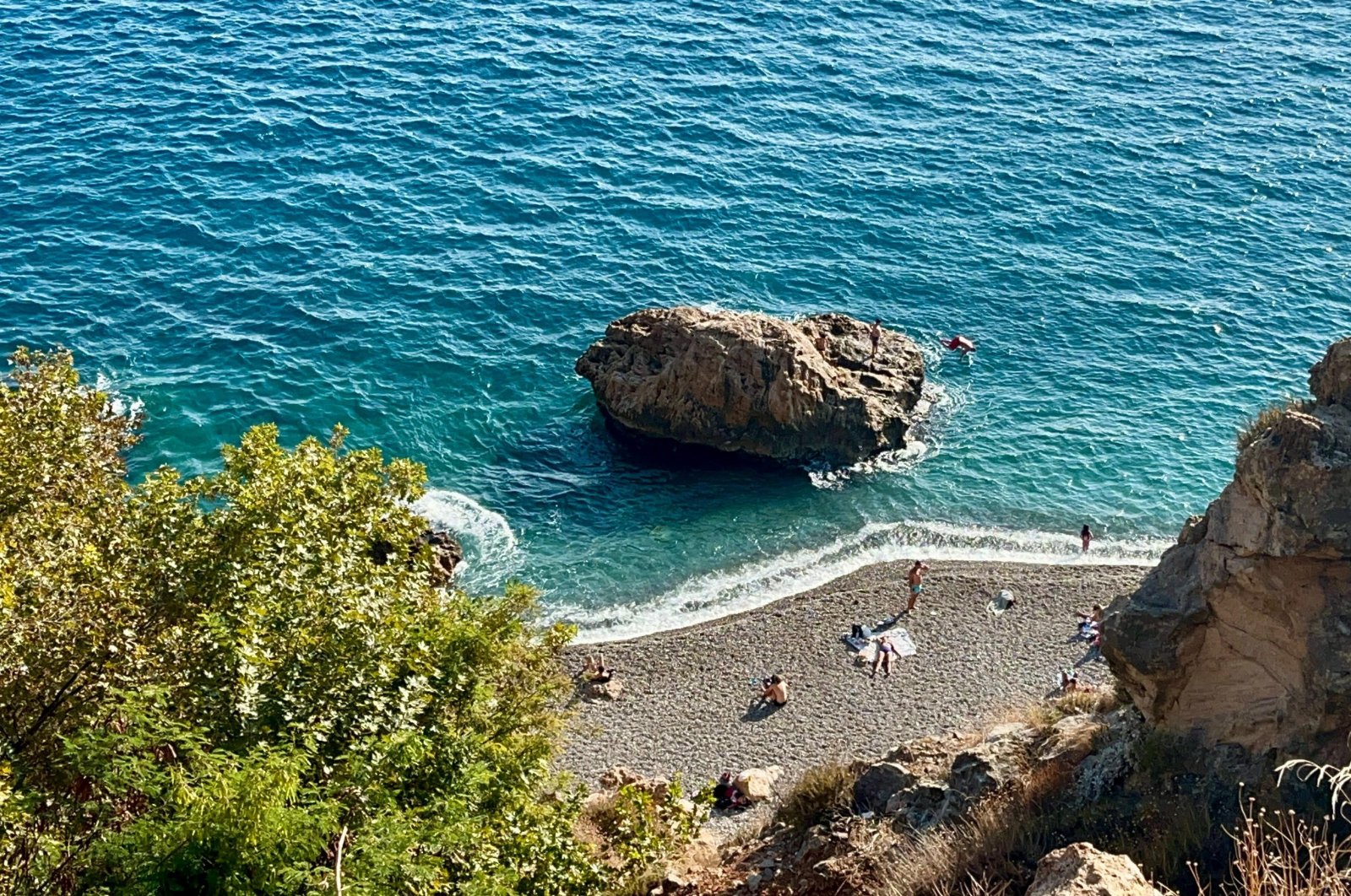 People head to the shores in summer-like weather in early November, Antalya, Türkiye, Nov. 11, 2024. (IHA Photo) 