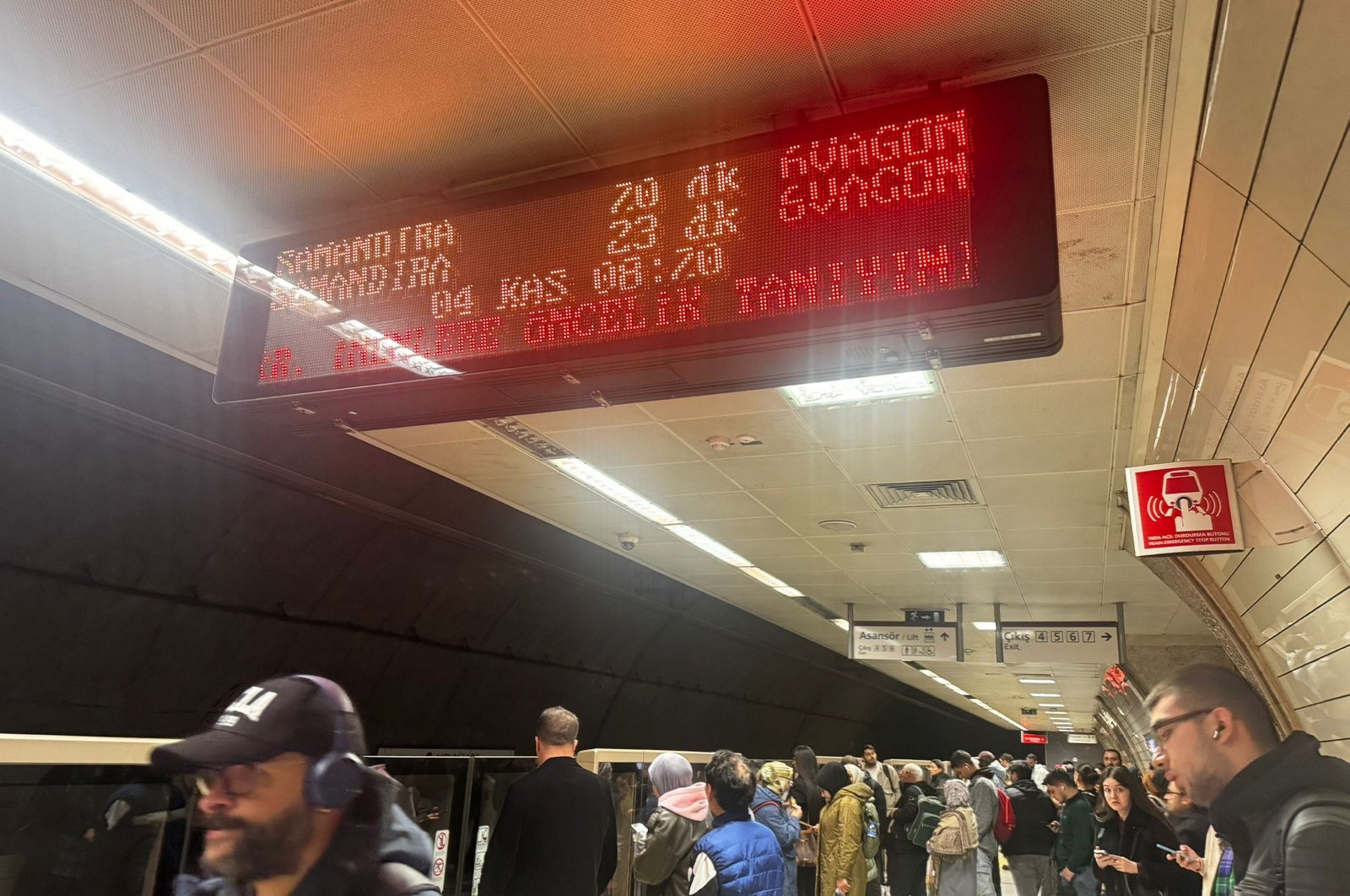 The Üsküdar-Samandıra line skips five stations, causing confusion and safety concerns. Istanbul, Türkiye, Nov. 4, 2024. (AA Photo)