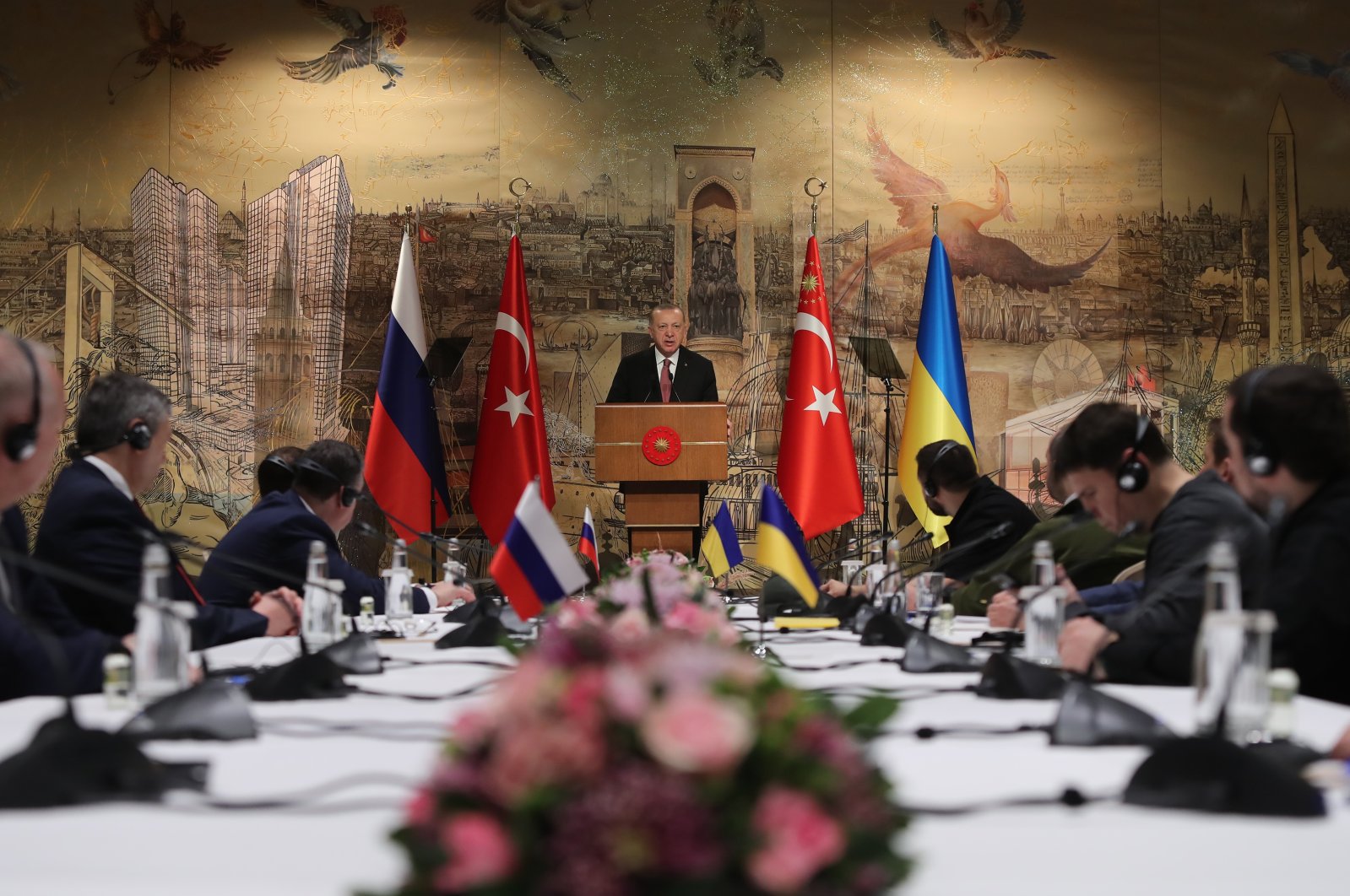 President Recep Tayyip Erdoğan speaks in front of Russian (L) and Ukrainian delegations before they resume their talks at the Dolmabahçe palace in Istanbul, Türkiye, March 29, 2022. (Reuters Photo)