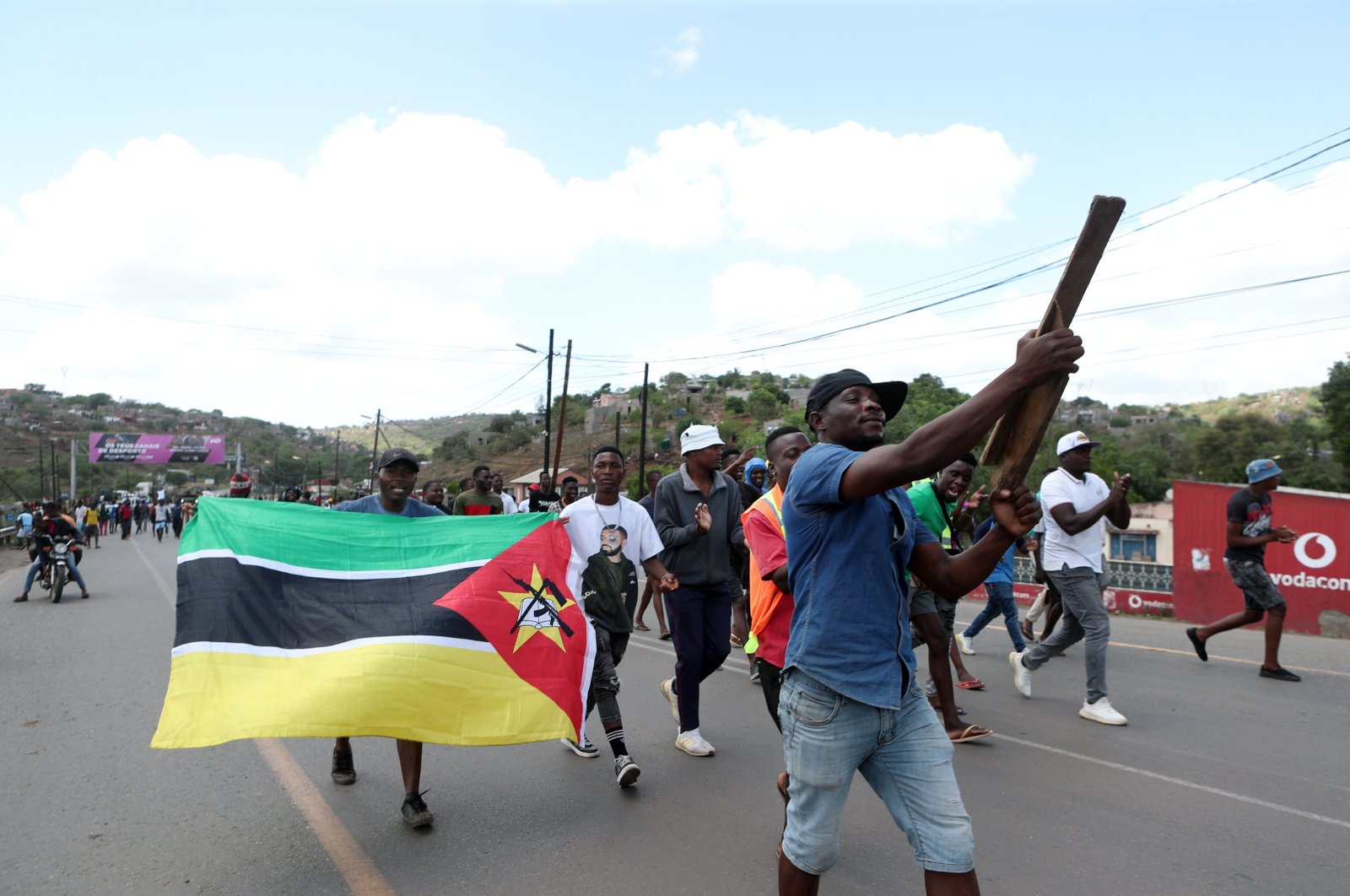 Supporters of presidential candidate Venancio Mondlane protest demanding the &#039;restoration of electoral truth&#039;, cutting off traffic at Ressano Garcia, the main border between Mozambique and South Africa, heavily guarded by dozens of soldiers and police, Mozambique, Nov. 14, 2024. (EPA Photo)