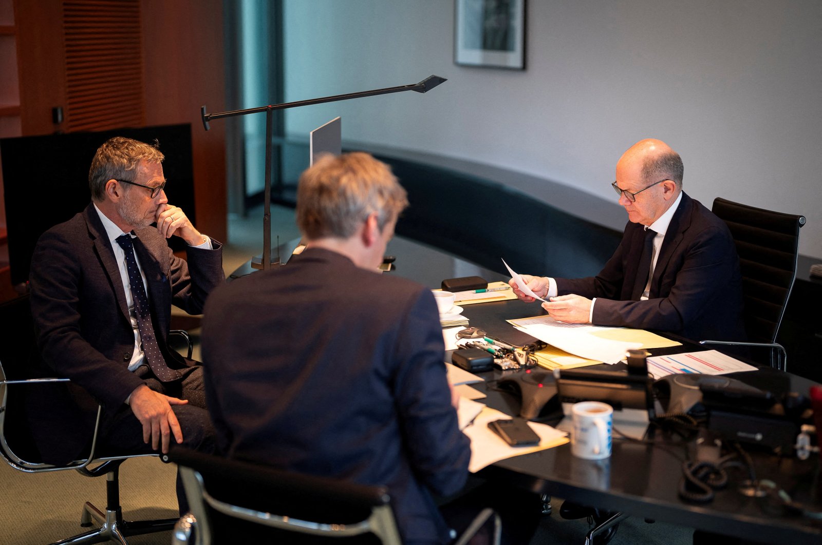 German Chancellor Olaf Scholz talks to Russian President Vladimir Putin on the phone as foreign and security policy advisor Jens Ploetner and government spokespokesman Steffen Hebestreit look, Berlin, Germany, Nov. 15, 2024. (Reuters Photo)