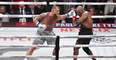 Mike Tyson (R) fights Jake Paul at AT&amp;T Stadium, Arlington, Texas, U.S., Nov 15, 2024. (Reuters Photo)