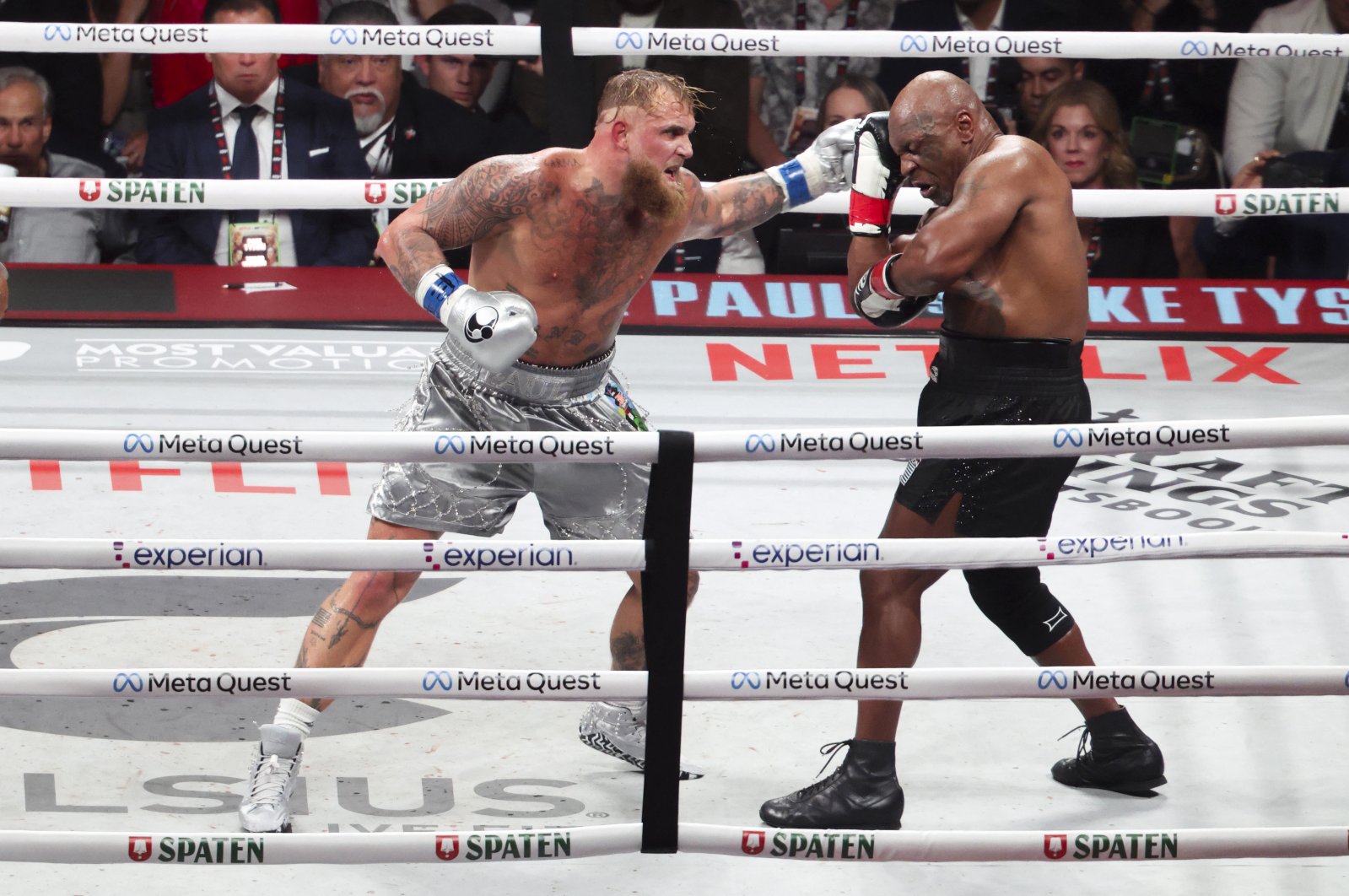 Mike Tyson (R) fights Jake Paul at AT&amp;T Stadium, Arlington, Texas, U.S., Nov 15, 2024. (Reuters Photo)