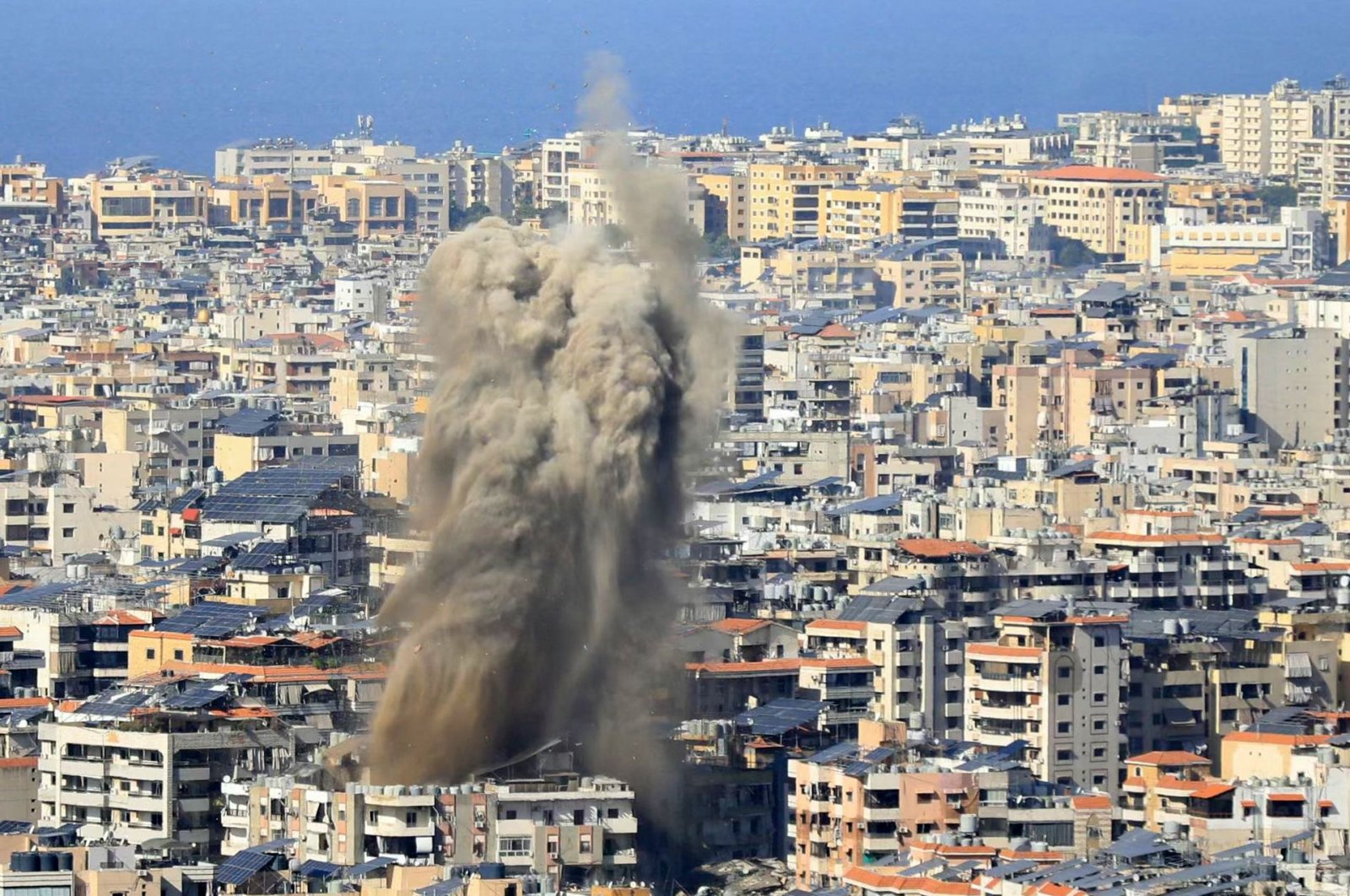 Thick smoke rises from an explosion during an Israeli airstrike that targeted a neighborhood in Beirut’s southern suburbs, Lebanon, Nov. 17, 2024. (AFP Photo)