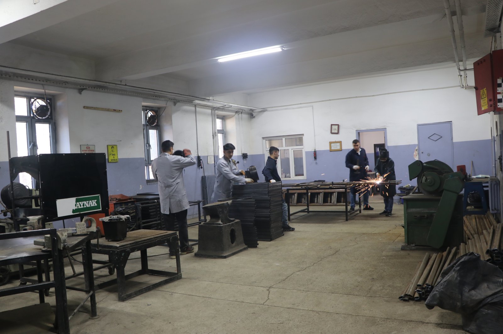 Vocational high school students at Diyarbakır Vocational and Technical Anatolian High School work in their workshops to produce desks, Diyarbakır, Türkiye, Nov. 18, 2024. (DHA Photo) 