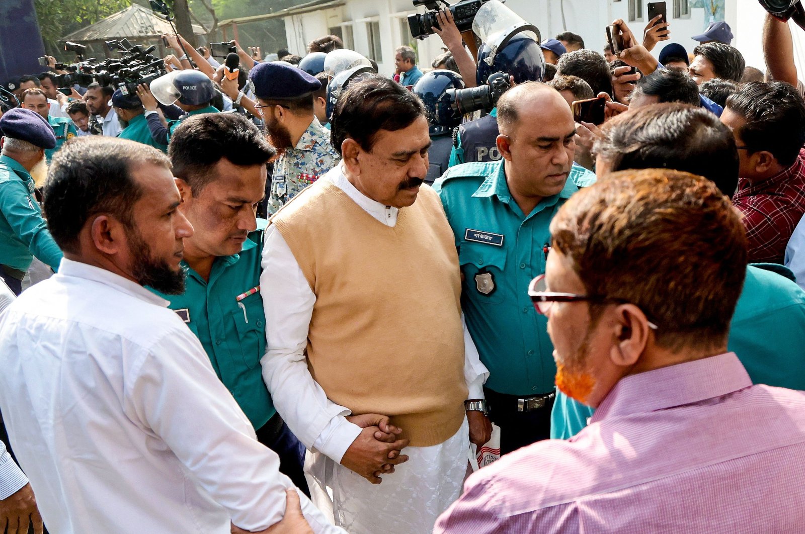 Police personnel escort detainee Shajahan Khan (C), a member of Bangladesh&#039;s ousted former Prime Minister Sheikh Hasina&#039;s Awami League party, to the country&#039;s International Crimes Tribunal (ICT) court, Dhaka, Bangladesh, Nov. 18, 2024. (AFP Photo)