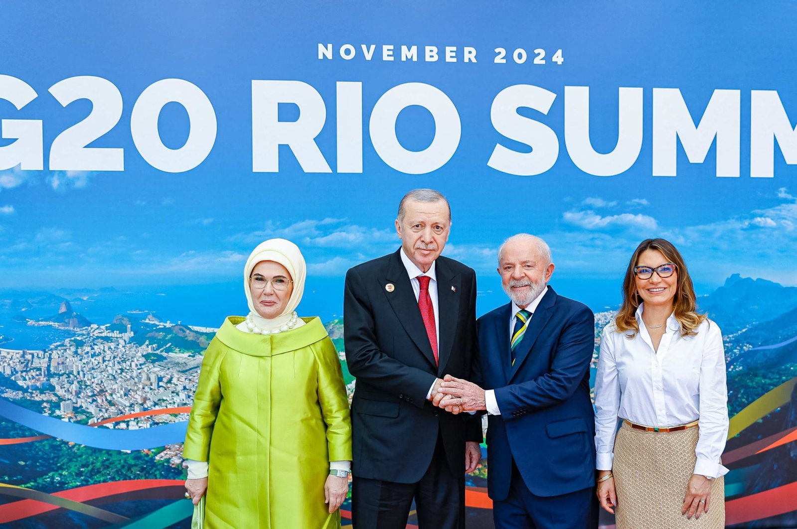 Handout picture released by the Brazilian Presidency showing Brazil&#039;s President Luiz Inacio Lula da Silva (2nd R) next to Brazil&#039;s First Lady Rosangela &quot;Janja&quot; da Silva, shaking hands with President Recep Tayyip Erdoğan next to his wife First lady Emine Erdoğan before the launch of the Global Alliance against Hunger and Poverty and the first session of the G20 Leaders&#039; Meeting in Rio de Janeiro, Brazil, Nov. 18, 2024. (AFP Photo)