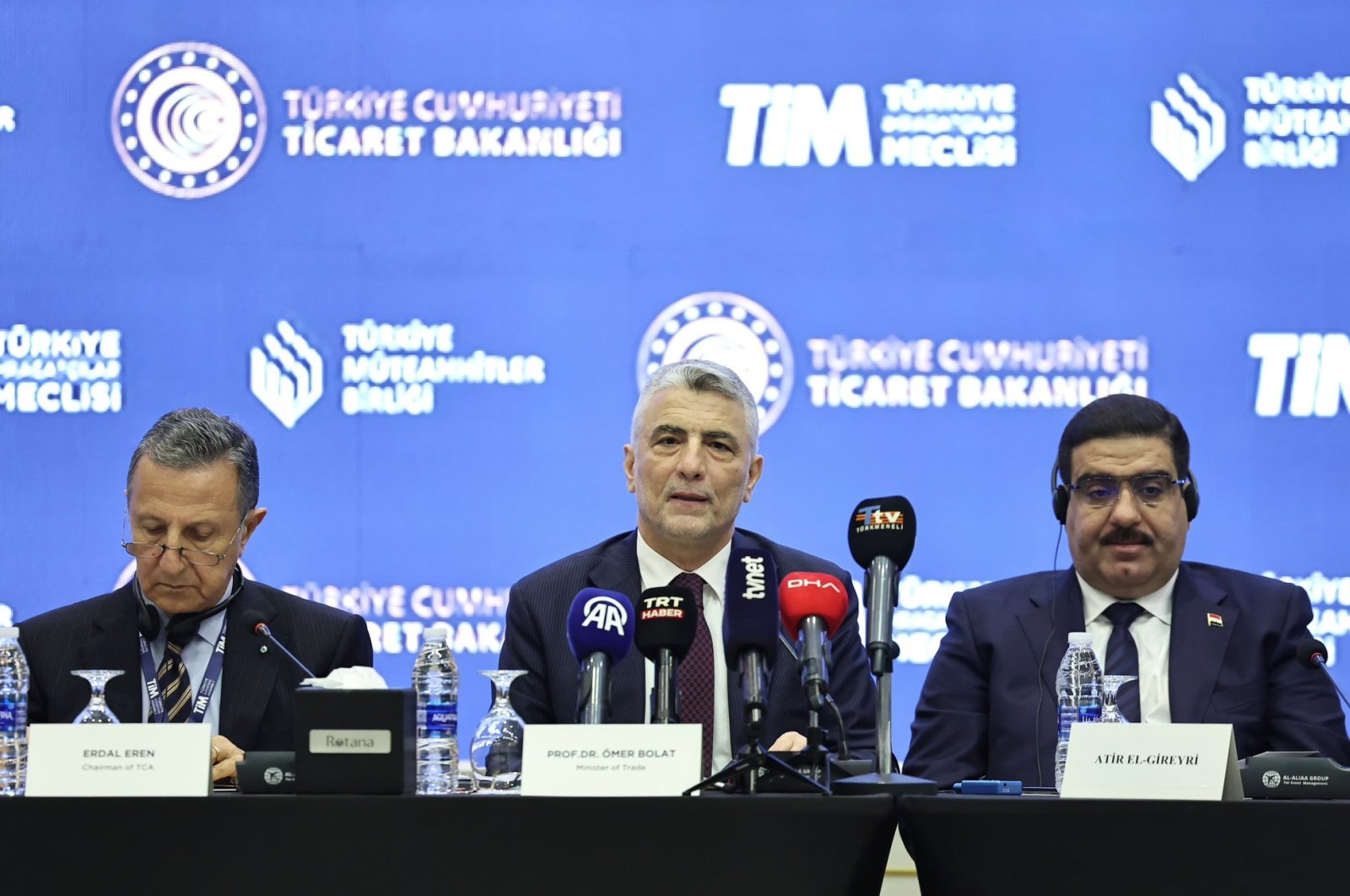 Trade Minister Ömer Bolat (center) attends a conference with his Iraqi Counterpart Atheer Daoud Al-Ghurairy and Iraqi Minister of Construction, Housing and Public Works, Bengin Rikani, Baghdad, Iraq, Nov. 18, 2024. (AA Photo)