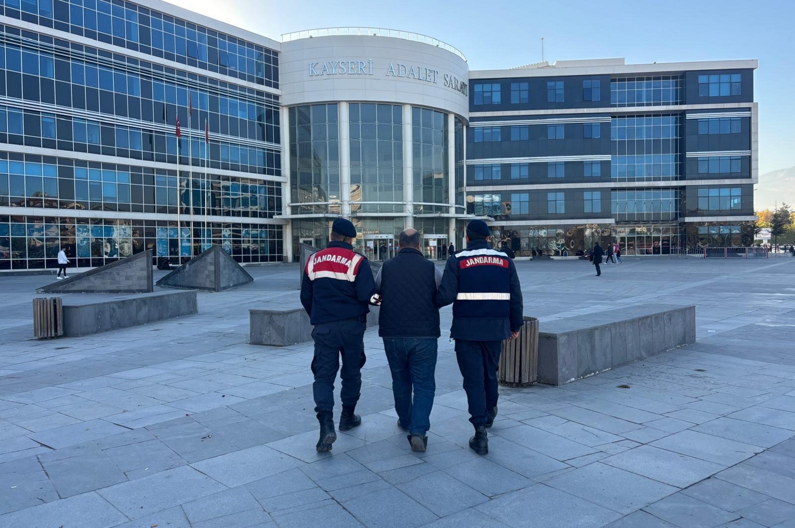 Security officers escort a captured FETÖ suspect to the courthouse in Kayseri, central Türkiye, Nov. 7, 2024. (AA Photo)