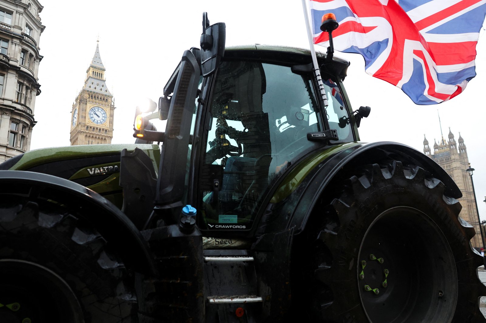 A tractor drives near the Elizabeth Tower, also known as Big Ben, during a demonstration, protesting against the Labour government&#039;s new agricultural policy, which includes a budget measure expected to increase inheritance tax liabilities for some farmers, in London, Britain, Nov. 19, 2024. (Reuters Photo)