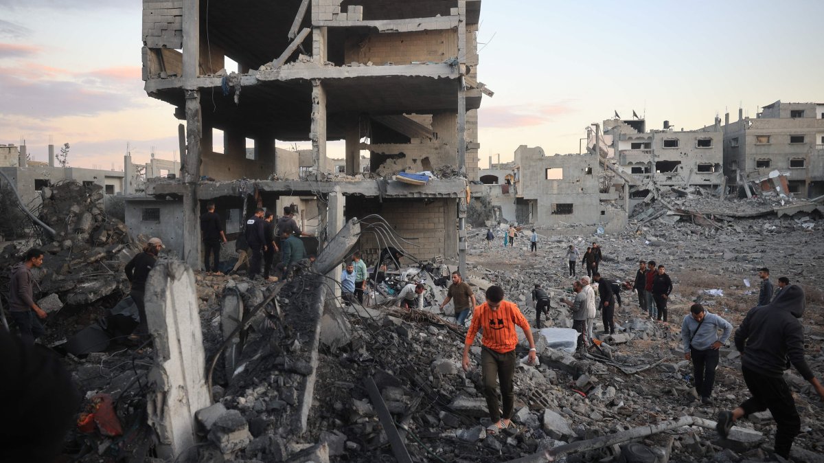 Palestinians inspect the damage at the site of an Israeli airstrike on the Bureij refugee camp, Gaza Strip, Palestine, Nov. 19, 2024. (AFP Photo)