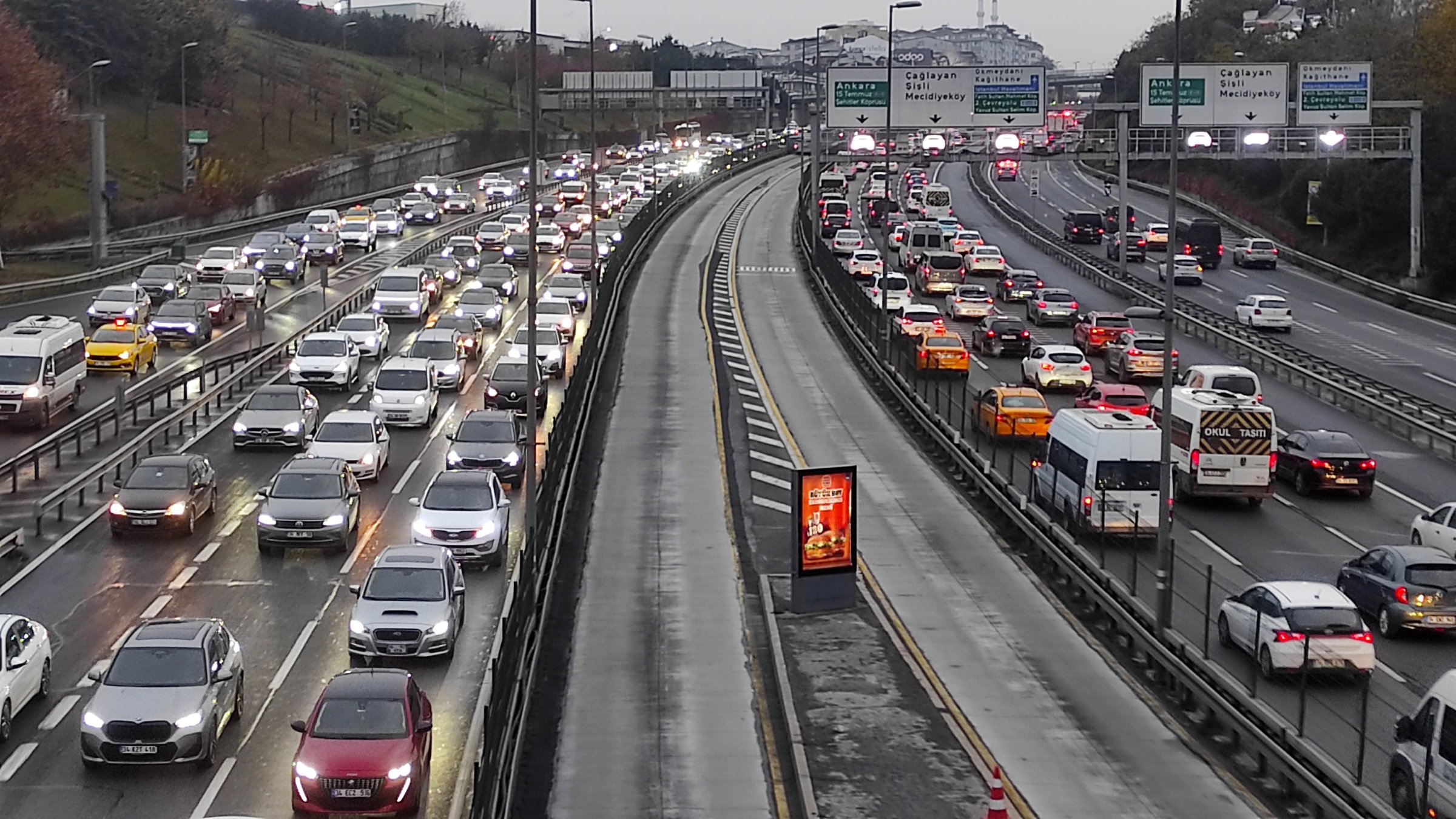 Traffic congestion on a main road on the Asian side of Istanbul, Türkiye, Nov. 19, 2024. (IHA Photo)