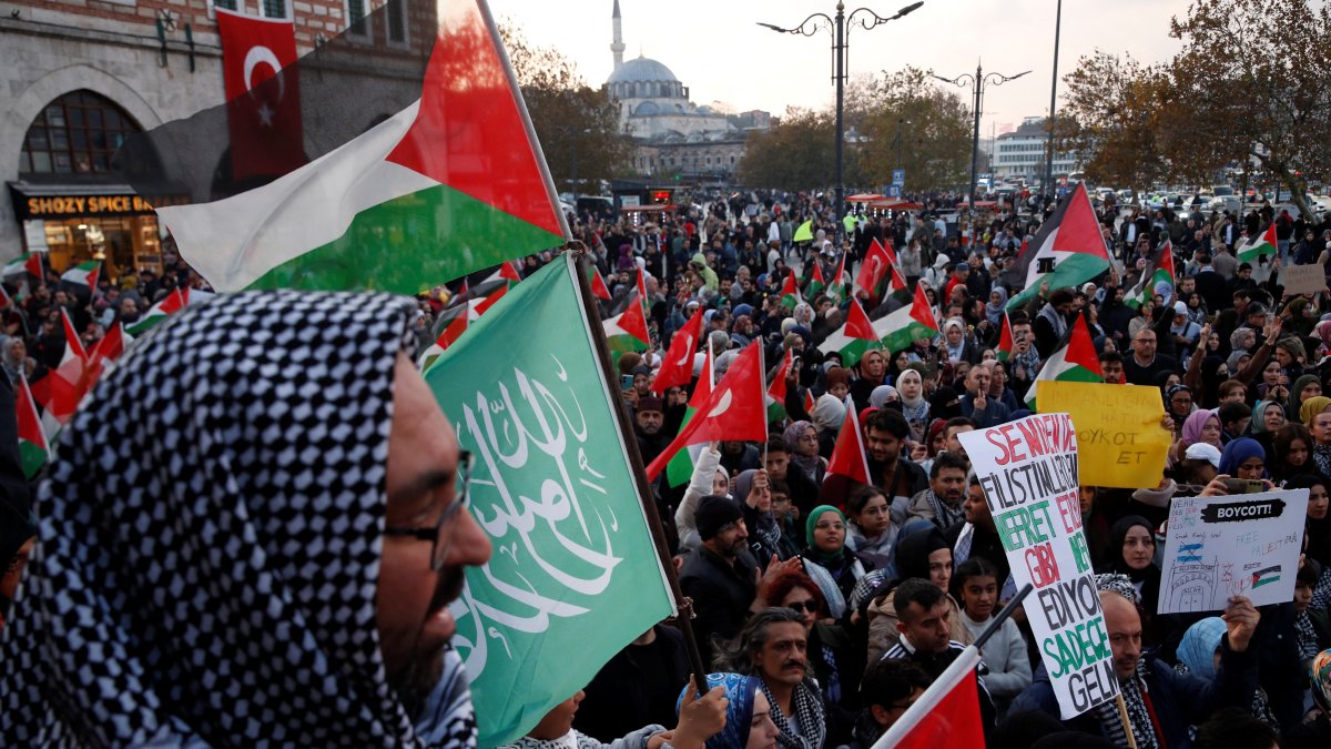 People take part in a demonstration in solidarity with Palestinians in Gaza, Istanbul, Türkiye, Nov. 9, 2024. (Reuters Photo)