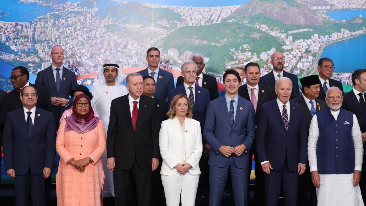 World leaders pose for photo shoot at G-20 summit, Rio de Janeiro, Brazil, Nov. 19. 2024. (İHA Photo)