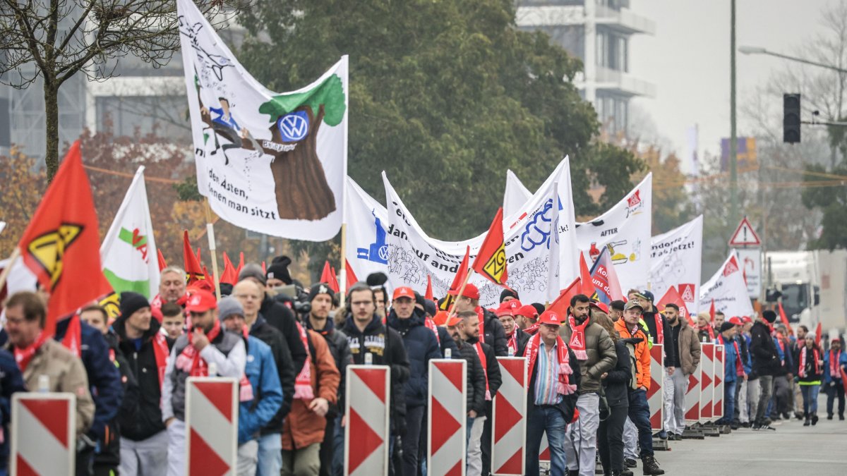 Participants of a warning strike called by the metalworkers&#039; union IG Metall march from the Volkswagen (VW) plant towards the city center in Osnabruck, Germany, Nov. 6, 2024. (AFP Photo)