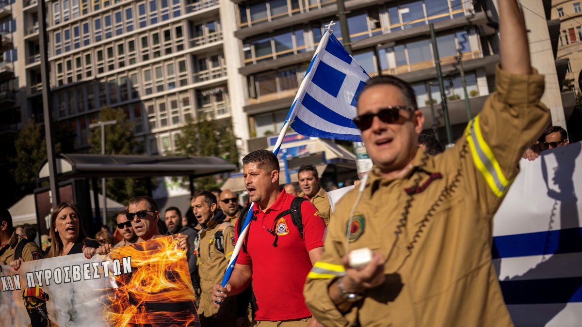 Seasonal firefighters shout slogans, as they march during a 24-hour general strike over rising consumer prices and housing costs, in Athens, Greece, Nov. 20, 2024. (Reuters Photo)