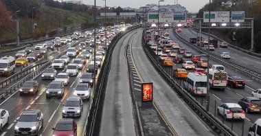Traffic congestion on a main road on the Asian side of Istanbul, Türkiye, Nov. 19, 2024. (IHA Photo)
