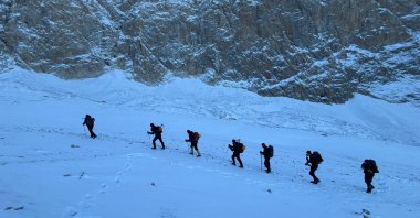 Rescue teams continue their efforts to find two missing Belarusians in the Aladağlar mountains, Niğde, Türkiye, Nov. 20, 2024. (DHA Photo)