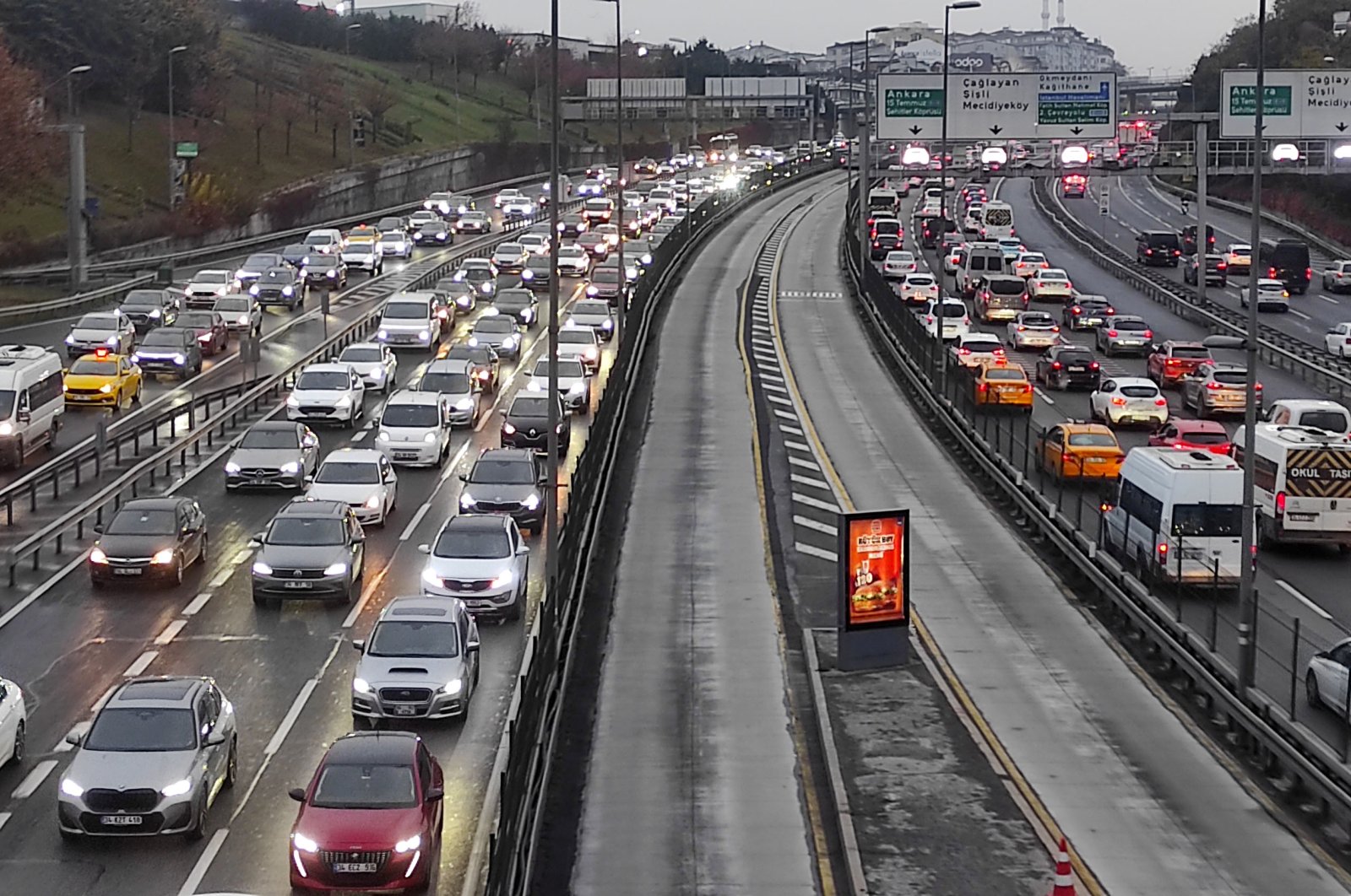 Traffic congestion on a main road on the Asian side of Istanbul, Türkiye, Nov. 19, 2024. (IHA Photo)