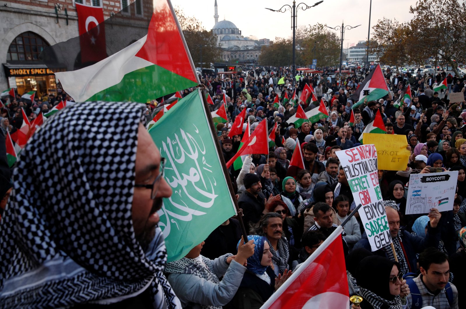 People take part in a demonstration in solidarity with Palestinians in Gaza, Istanbul, Türkiye, Nov. 9, 2024. (Reuters Photo)