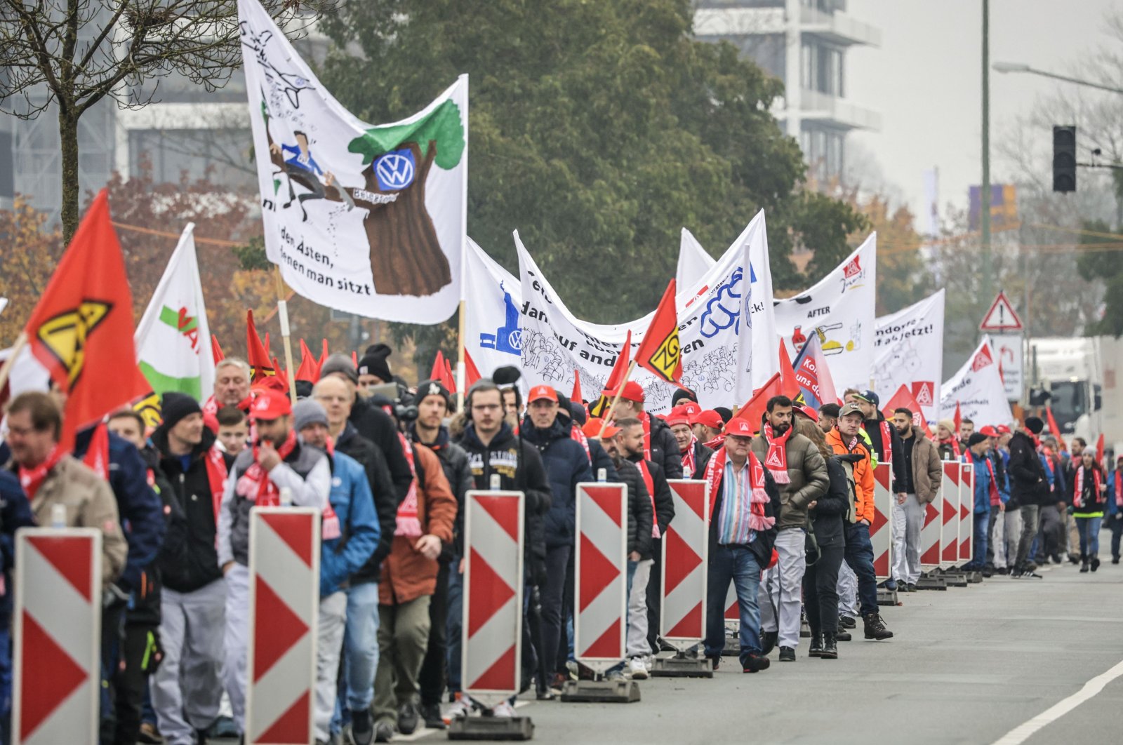 Participants of a warning strike called by the metalworkers&#039; union IG Metall march from the Volkswagen (VW) plant towards the city center in Osnabruck, Germany, Nov. 6, 2024. (AFP Photo)