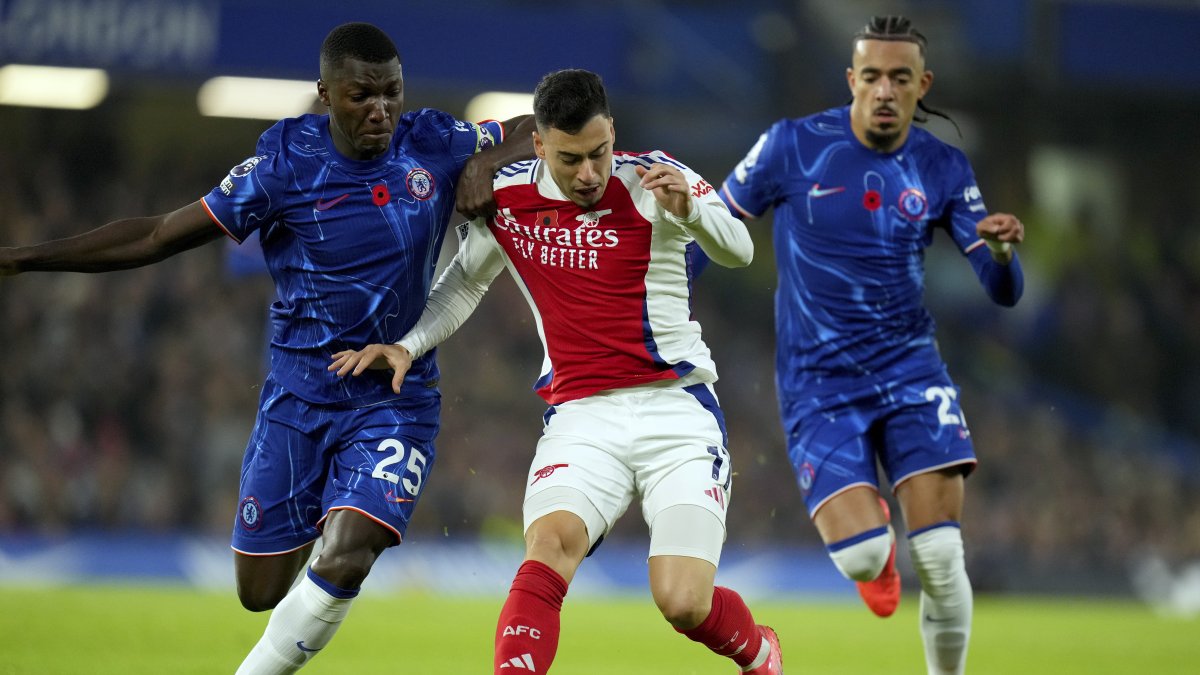 Chelsea&#039;s Moises Caicedo (L) vies for the ball with Arsenal&#039;s Gabriel Martinelli during the English Premier League match between Chelsea and Arsenal at Stamford Bridge stadium, London, U.K., Nov. 10, 2021. (AP Photo)