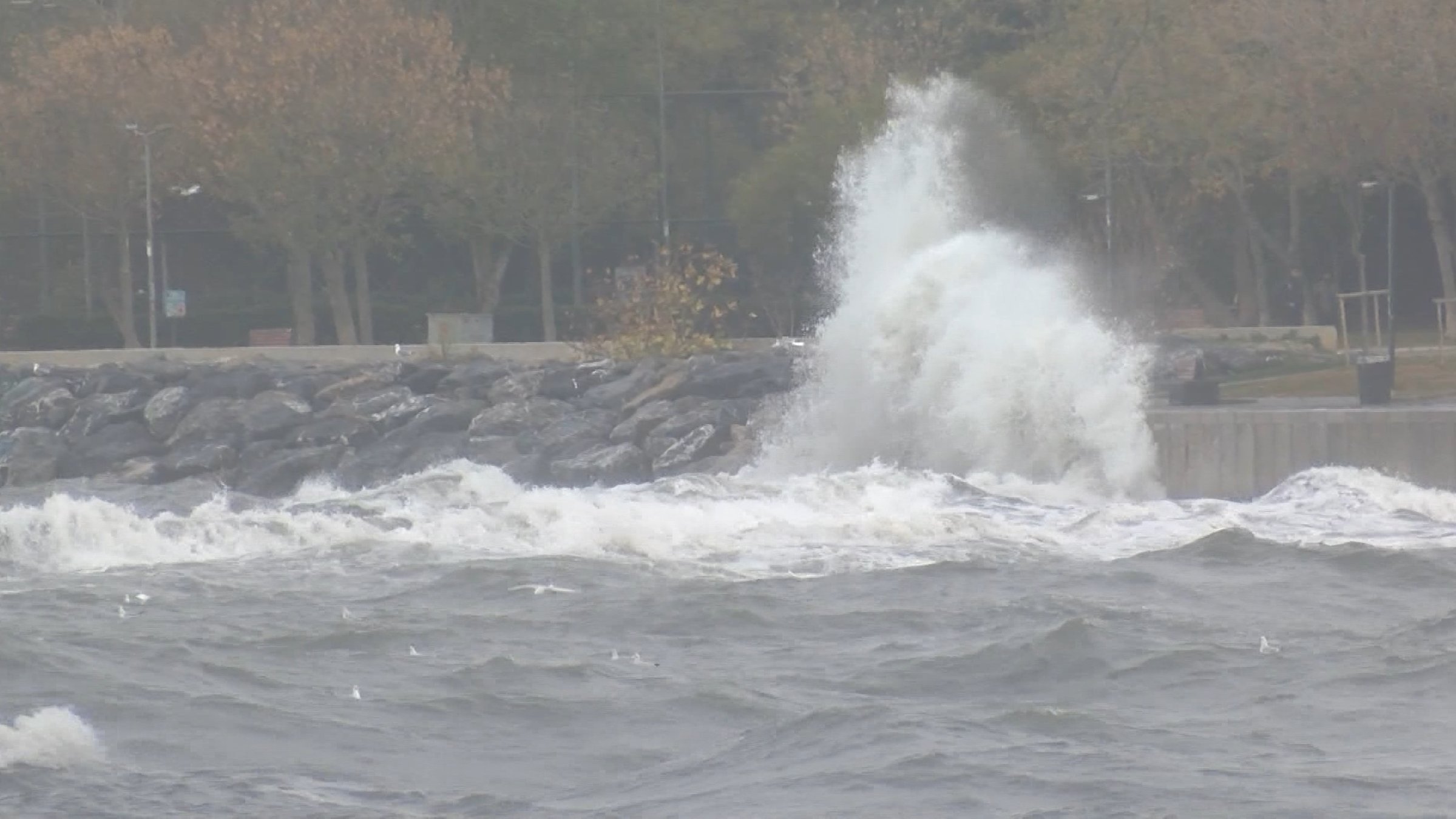 Strong winds create massive waves at Kalamış Beach, flooding part of the shore, Kadıköy, Istanbul, Türkiye, Nov. 21, 2024. (DHA Photo) 