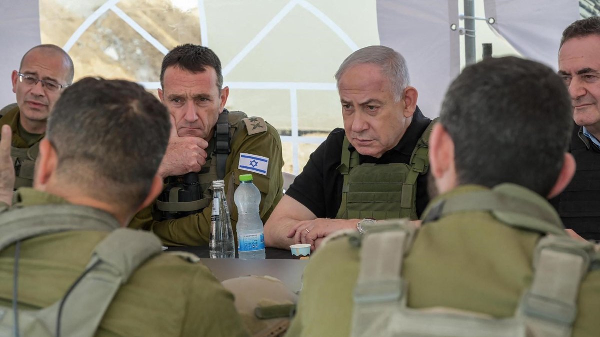 This handout picture released by the Government Press Office (GPO) shows Israel&#039;s Prime Minister Benjamin Netanyahu (R), Defense Minister Israel Katz (R) and army Chief-of-Staff Herzi Halevi (2nd L) during a briefing in the Netzarim Corridor just south of Gaza City, Nov. 19, 2024. (AFP Photo)