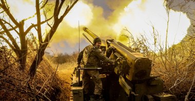 A serviceman of the Ukrainian Armed Forces fires a 2s5 &quot;Hyacinth-s&quot; self-propelled howitzer toward Russian troops at a front line, near the town of Chasiv Yar in Donetsk region, Ukraine, Nov. 18, 2024. (Reuters Photo)