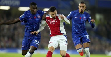 Chelsea's Moises Caicedo (L) vies for the ball with Arsenal's Gabriel Martinelli during the English Premier League match between Chelsea and Arsenal at Stamford Bridge stadium, London, U.K., Nov. 10, 2021. (AP Photo)