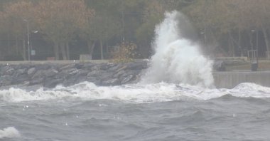 Strong winds create massive waves at Kalamış Beach, flooding part of the shore, Kadıköy, Istanbul, Türkiye, Nov. 21, 2024. (DHA Photo) 