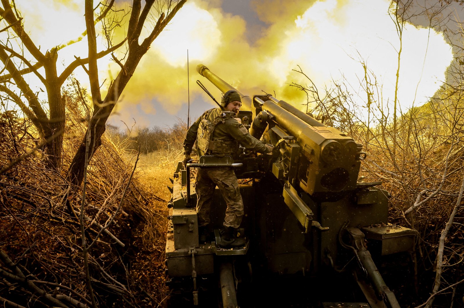 A serviceman of the Ukrainian Armed Forces fires a 2s5 &quot;Hyacinth-s&quot; self-propelled howitzer toward Russian troops at a front line, near the town of Chasiv Yar in Donetsk region, Ukraine, Nov. 18, 2024. (Reuters Photo)