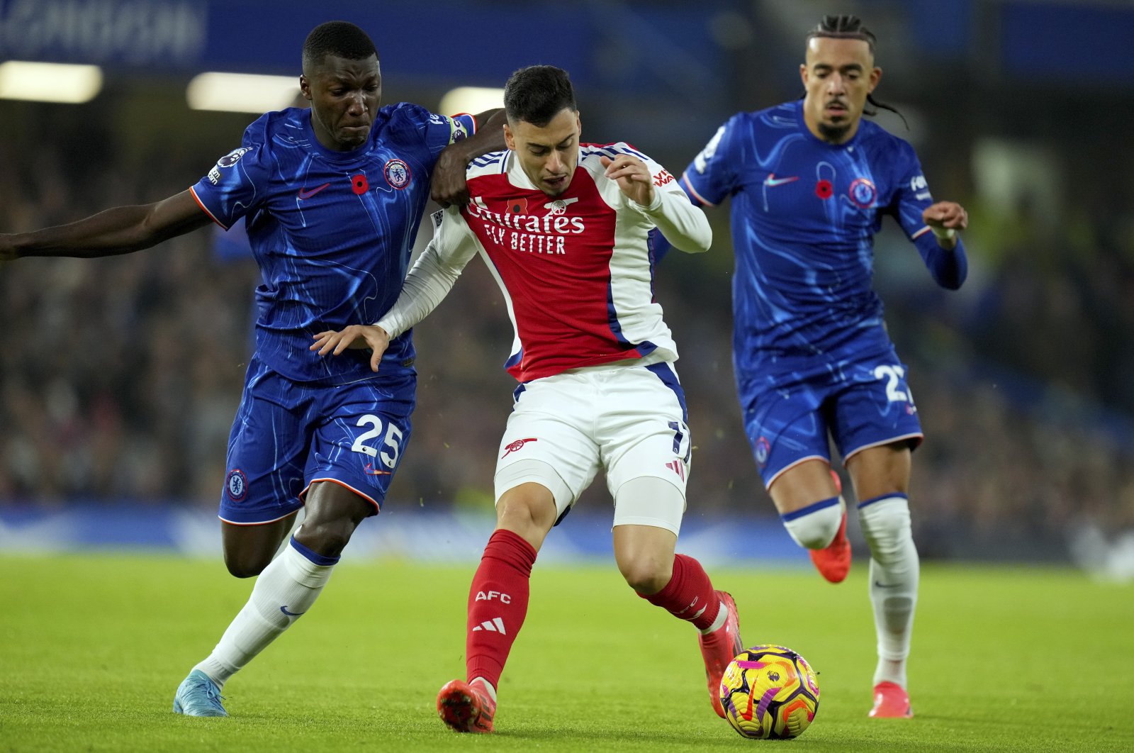 Chelsea&#039;s Moises Caicedo (L) vies for the ball with Arsenal&#039;s Gabriel Martinelli during the English Premier League match between Chelsea and Arsenal at Stamford Bridge stadium, London, U.K., Nov. 10, 2021. (AP Photo)