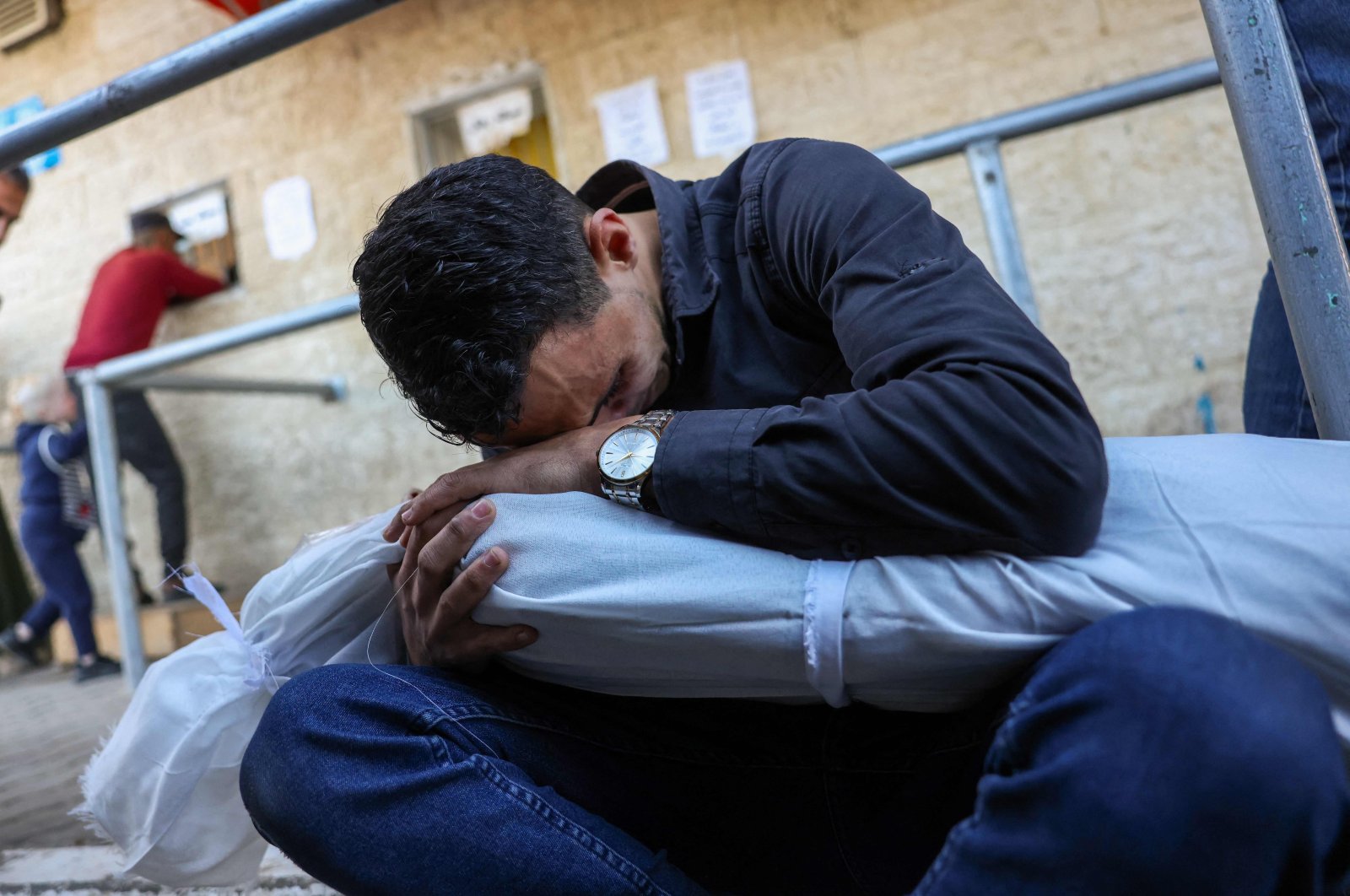 A man mourns holding the body of a child killed in an Israeli strike in the Nusseirat refugee camp, Deir al-Balah, Gaza, Palestine, Nov. 21, 2024. (AFP Photo)