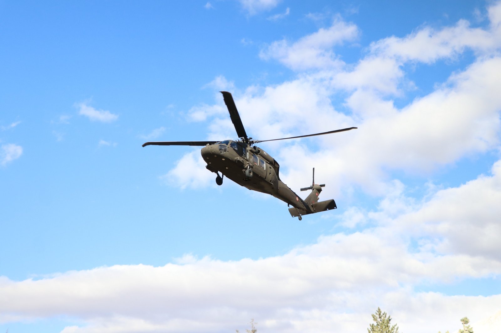 Teams use helicopter to search for two missing Belarusian sisters in Aladağlar, Niğde, Türkiye, Nov. 20, 2024. (AA Photo) 