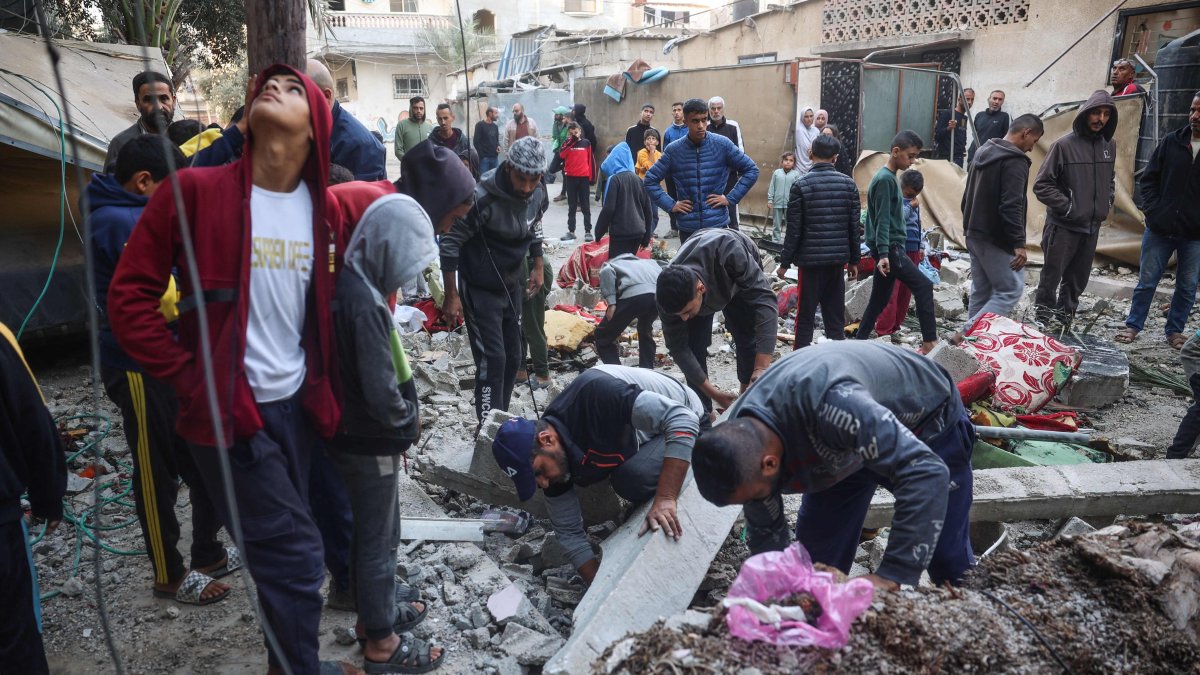 People check the site on an Israeli strike at a house in Nuseirat, Gaza Strip, Palestine, Nov. 22, 2024. (AFP Photo)