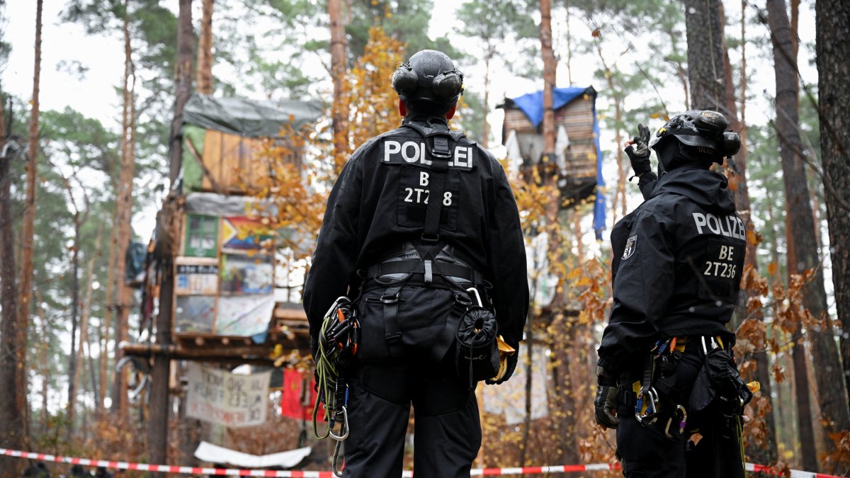 German police officers prepare to clear a protest camp where activists set up tree houses in a forest to protest against the expansion of the Tesla Gigafactory in Gruenheide near Berlin, Germany, Nov. 19, 2024. (Reuters Photo)