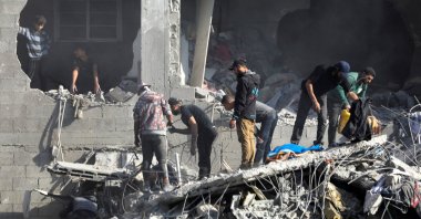 Palestinians search for casualties at the site of an Israeli strike on a house in Gaza City, Nov. 22, 2024. (Reuters Photo)