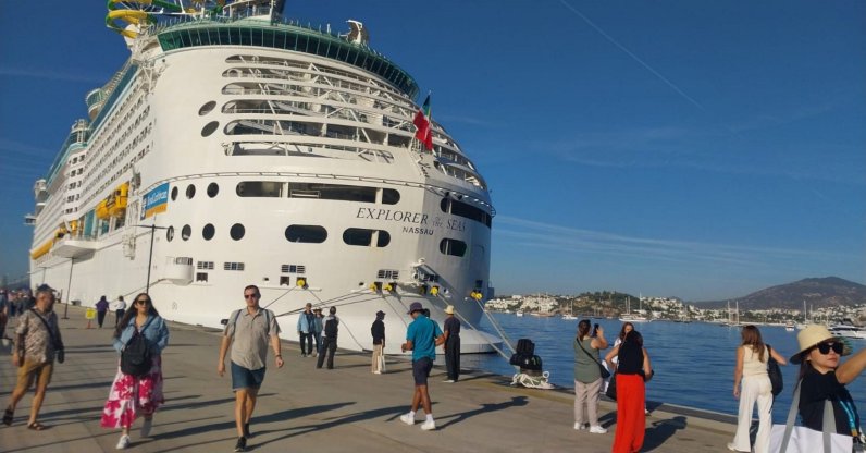 Tourists get off a cruiser in the Bodrum district of Muğla, southwestern Türkiye, Oct. 24, 2024. (AA Photo)
