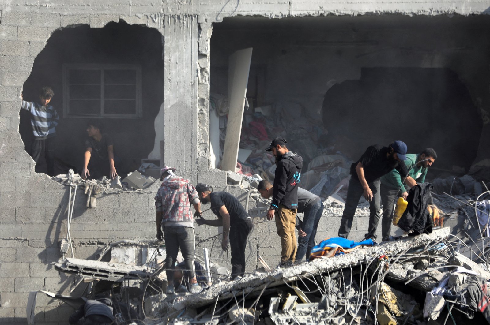 Palestinians search for casualties at the site of an Israeli strike on a house in Gaza City, Nov. 22, 2024. (Reuters Photo)