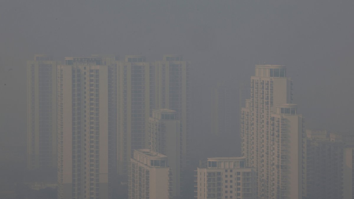 High-rise residential buildings are enveloped in smog due to air pollution, Gurugram, India, Nov. 22, 2024. (Reuters Photo)