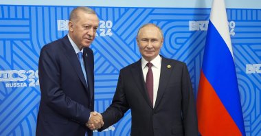 Russian President Vladimir Putin (R) shakes hands with President Recep Tayyip Erdoğan, Kazan, Russia, Oct. 23, 2024. (AP Photo)