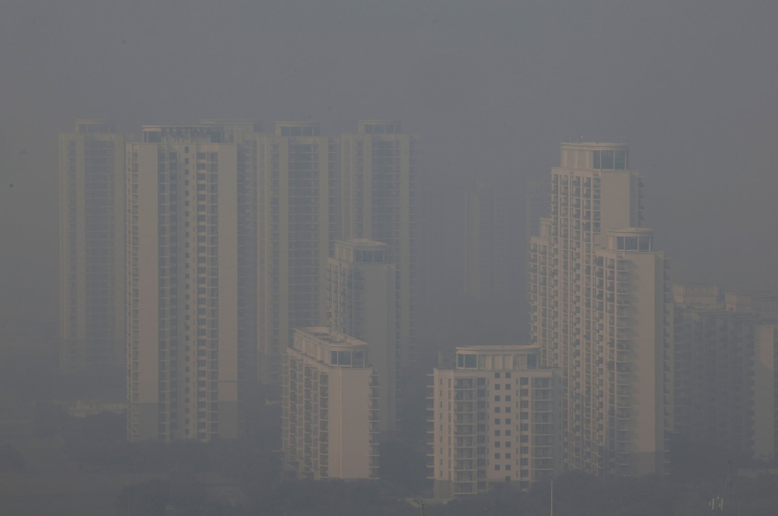 High-rise residential buildings are enveloped in smog due to air pollution, Gurugram, India, Nov. 22, 2024. (Reuters Photo)