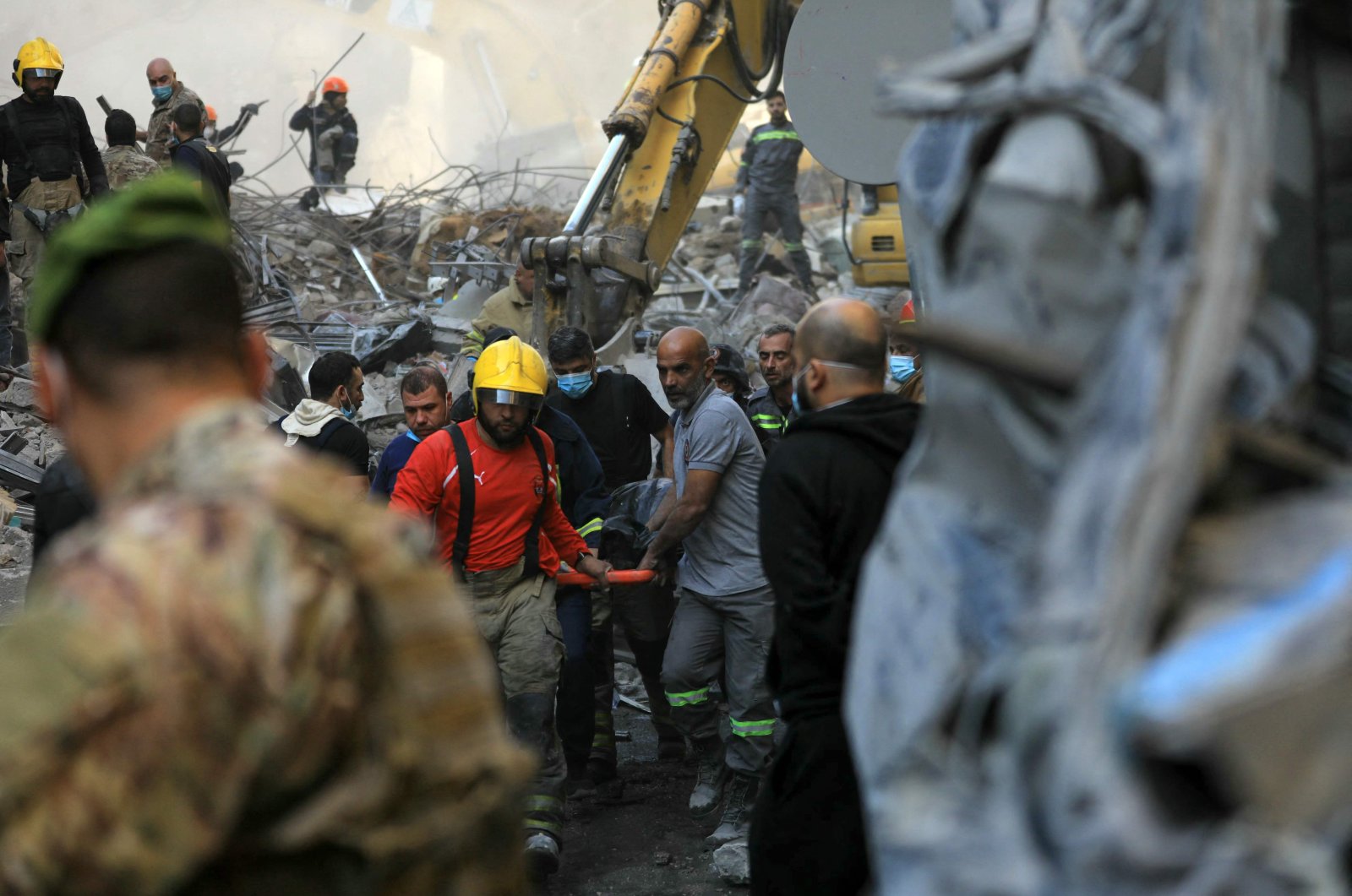 Rescuers remove the body of a victim from the rubble of a building destroyed in an Israeli airstrike, Beirut, Lebanon, Nov. 23, 2024. (AFP Photo)