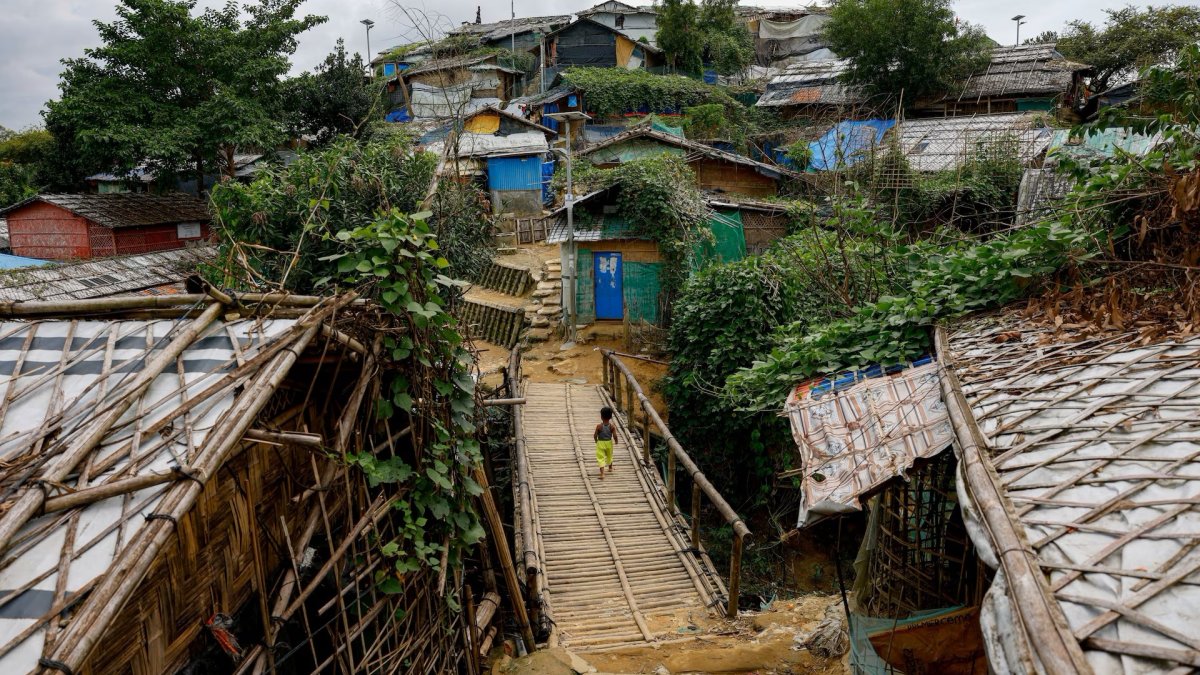 A Rohingya child walks on the bamboo bridge at a refugee camp, in Cox&#039;s Bazar, Bangladesh, Sept. 30, 2024. (Reuters Photo)