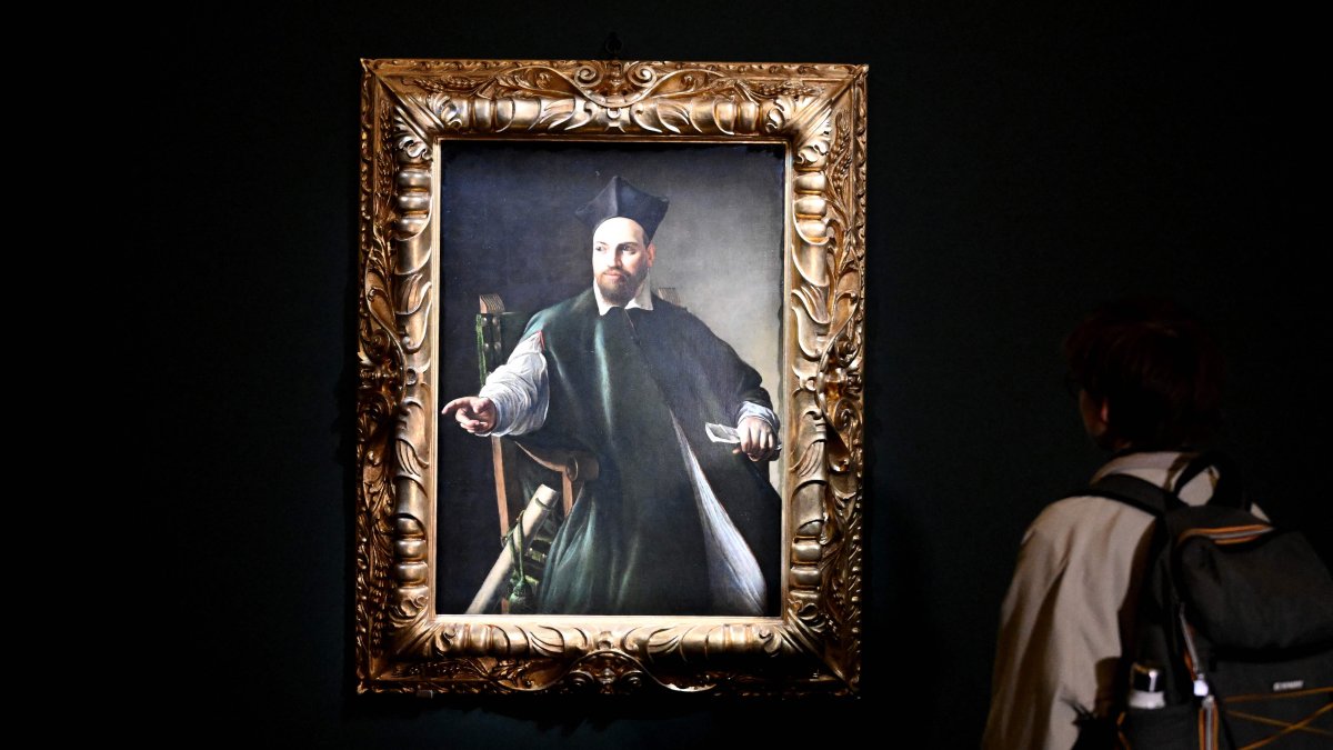 A visitor looks at the private collection and never previously shown to the public painting &quot;Portrait de Maffeo Barberini&quot; by Italian master Caravaggio at the Gallerie Nazionali di Arte Antica in the Barberini palace in Rome, Italy, Nov. 22, 2024. (AFP Photo)