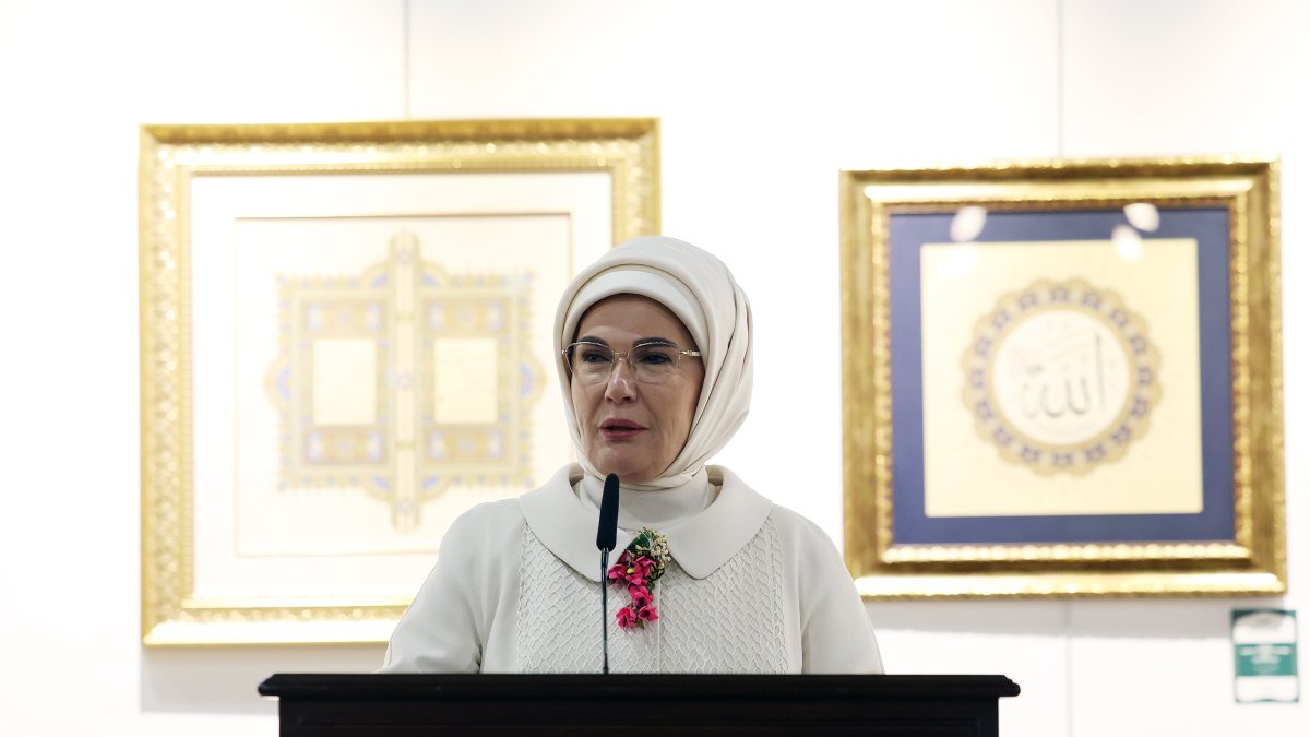 First lady Emine Erdoğan speaks at the opening of the &quot;Mixed Exhibition&quot; in Dolmabahçe Gallery Hall, Istanbul, Türkiye. Nov. 23, 2024. (AA Photo)