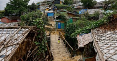 A Rohingya child walks on the bamboo bridge at a refugee camp, in Cox&#039;s Bazar, Bangladesh, Sept. 30, 2024. (Reuters Photo)