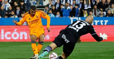 Real Madrid's Kylian Mbappe (L) scores the opening goal during the La Liga match against Leganes at the Estadio Municipal Butarque, Leganes, Spain, Nov. 24, 2024. (AFP Photo)