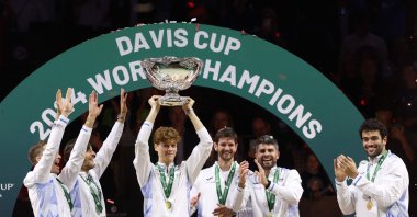 Italy&#039;s Jannik Sinner raises the trophy with teammates after winning the Davis Cup Finals at the Palacio de Deportes Jose Maria Martin Carpena arena, Malaga, Spain, Nov. 24, 2024. (AFP Photo)